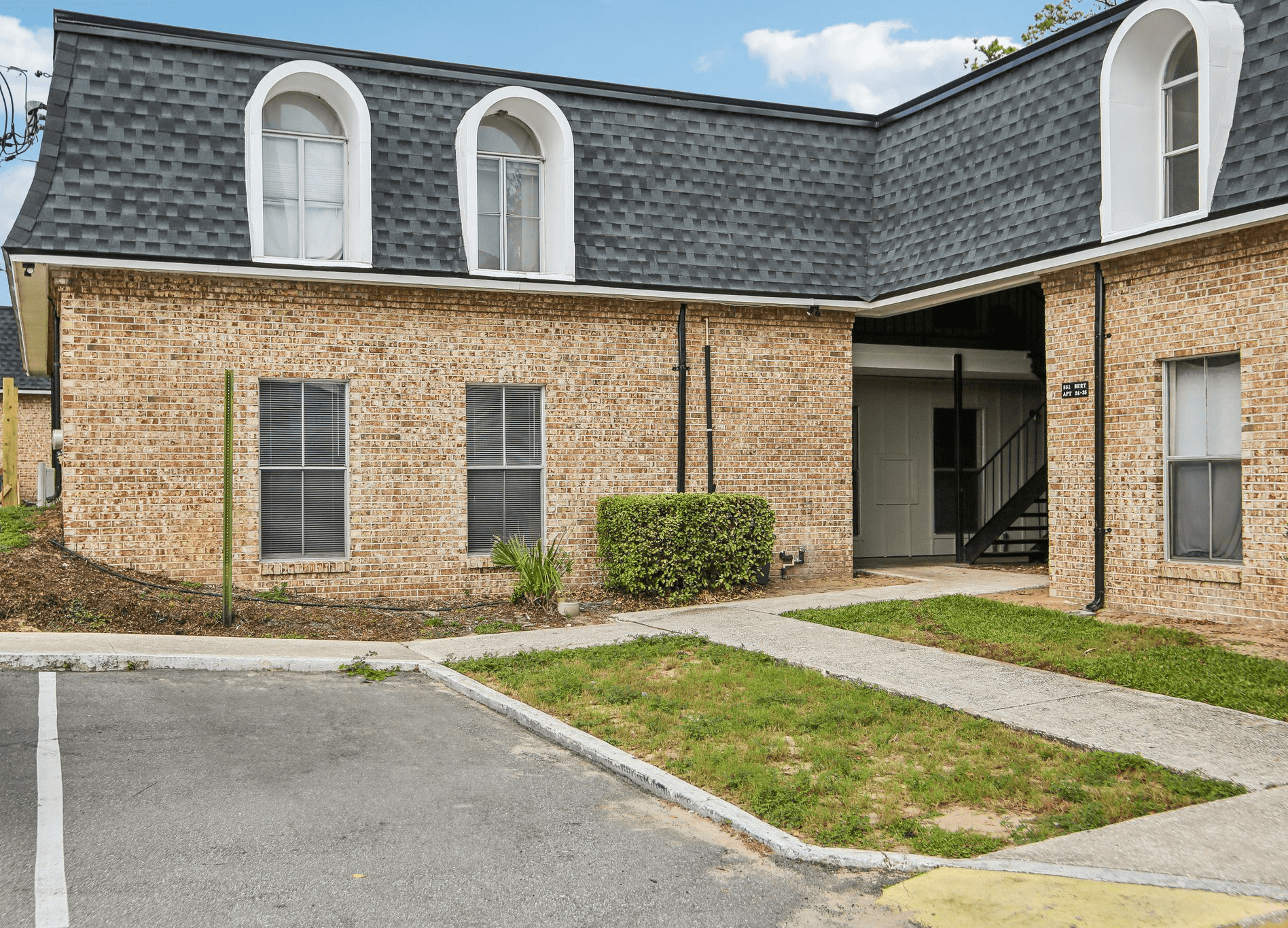 Grand Oaks Apartments property photo 2